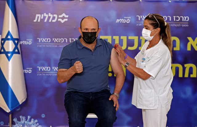 El primer ministro israelí, Naftali Bennett, recibió su primera vacuna de refuerzo de Covid-19 en agosto