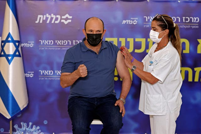 El primer ministro israelí, Naftali Bennett, recibió su primera vacuna de refuerzo de Covid-19 en agosto