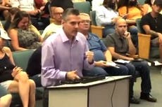 Padre le dice a la junta escolar que las vacunas son una conspiración para despoblar el mundo