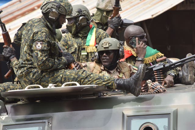 Militares guineanos celebran este domingo la detención del expresidente Alpha Conde