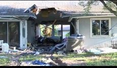 Tesla se estrella contra una casa en Florida y mata a dos personas