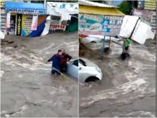 México: Hombres rescatan a bebé atrapado por las inundaciones en Ecatepec 