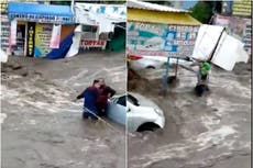 México: Hombres rescatan a bebé atrapado por las inundaciones en Ecatepec