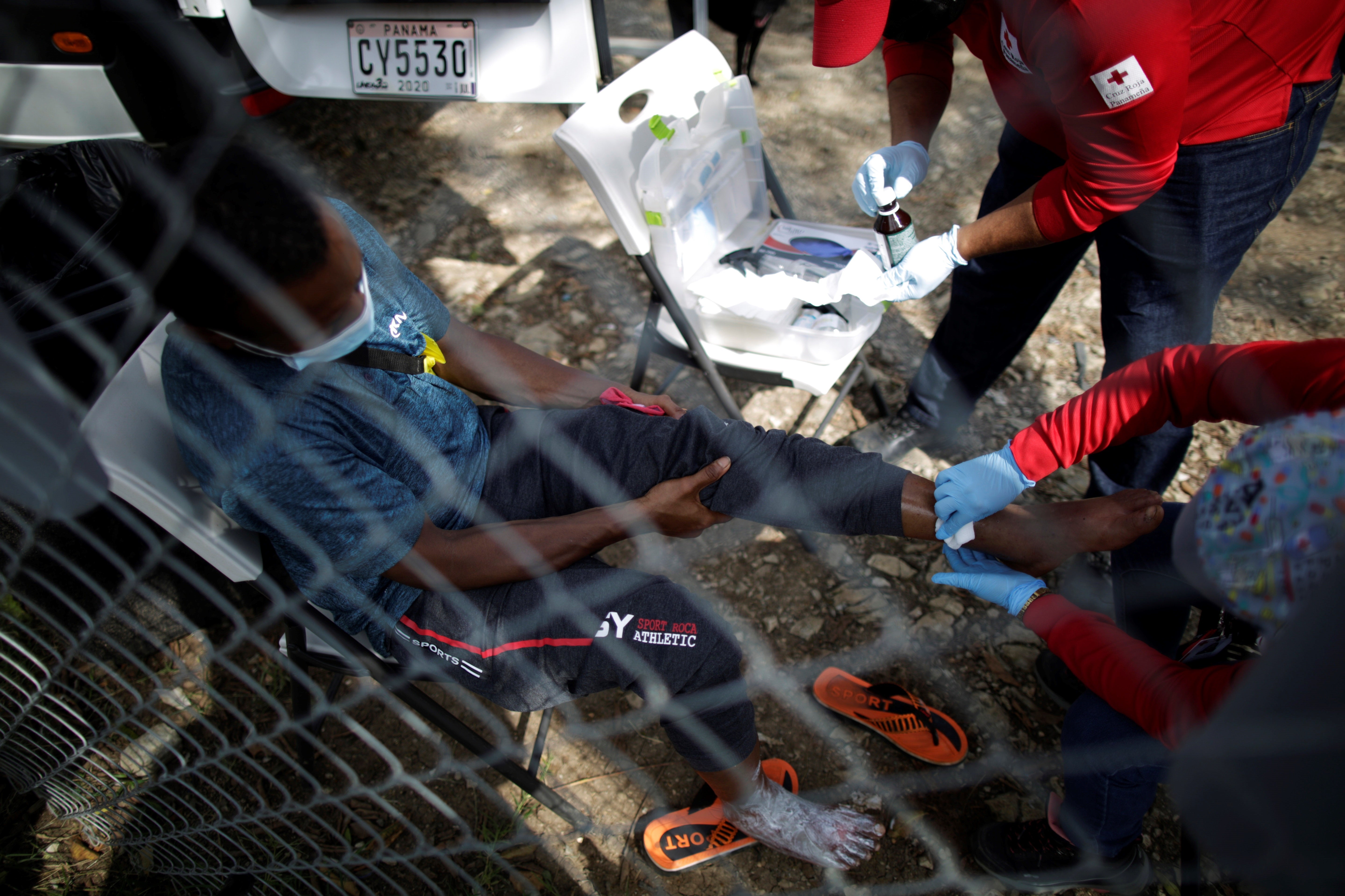<p>Un migrante recibe tratamiento médico en la entrada del campo de refugiados migrantes San Vicente en Metetí, Panamá, el 6 de agosto de 2021. Días más tarde, Colombia y Panamá acordaron un plan controlado para los migrantes que van a los Estados Unidos desde la región del Darién. Este plan está enfocado en aliviar la crisis migratoria en la región, donde miles de migrantes están atrapados. </p>