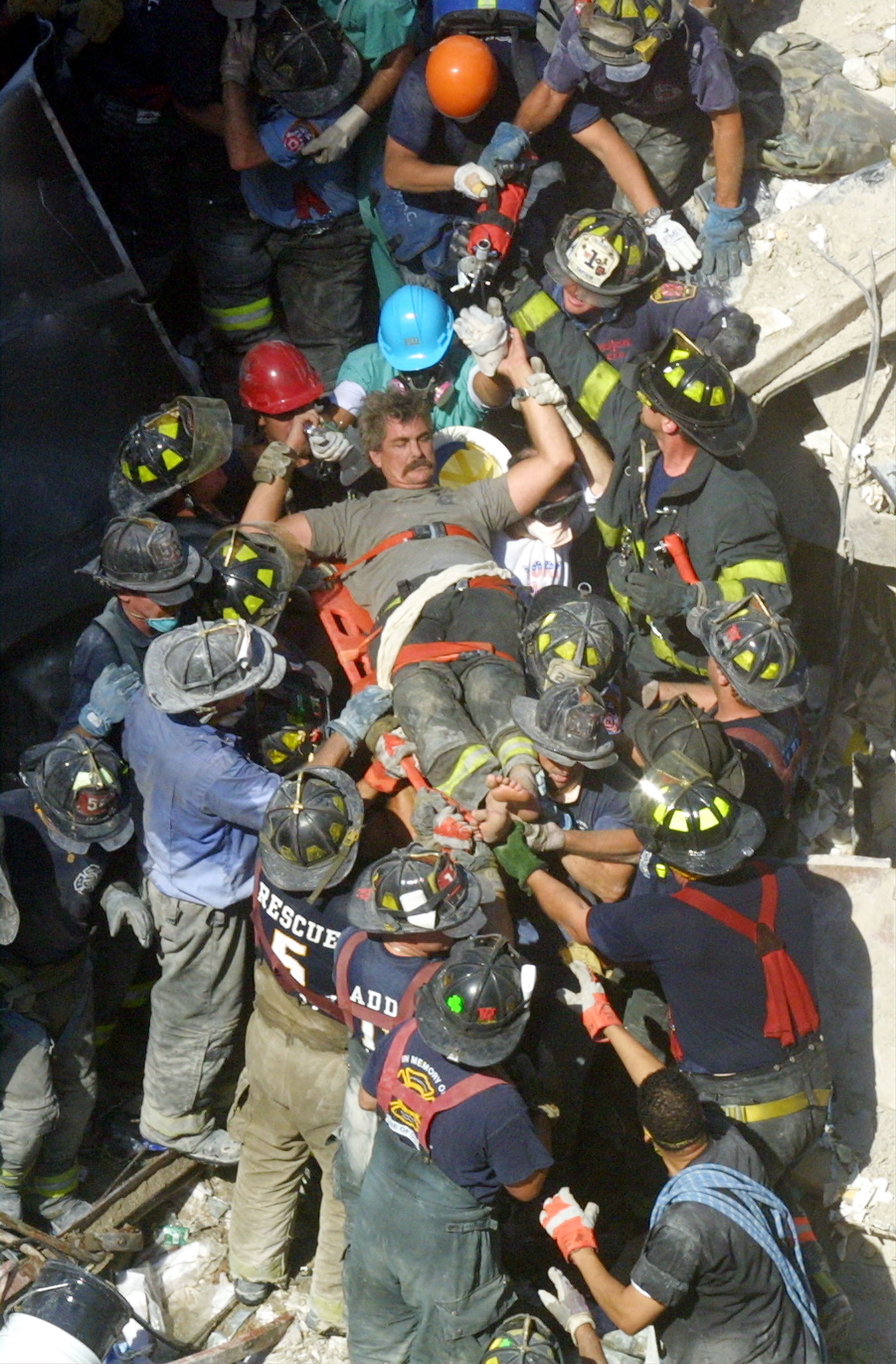 Un miembro del equipo de rescate es rescatado de entre los escombros