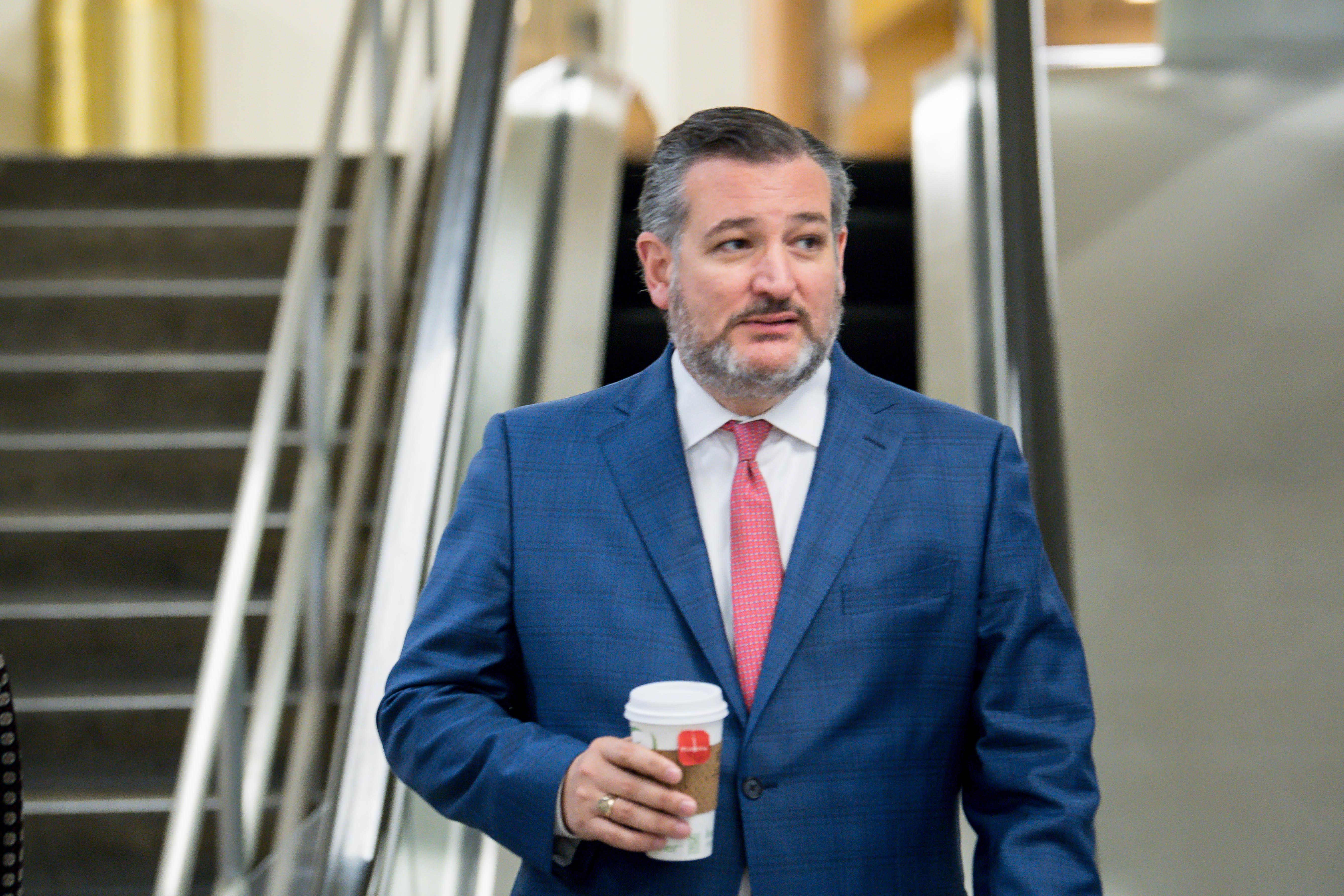 “Um, ¿conseguir un trabajo?”: Ted Cruz escribe en twitter y empuja a millones de estadounidenses que perdieron los beneficios de apoyo por desempleo esta semana a conseguir trabajo