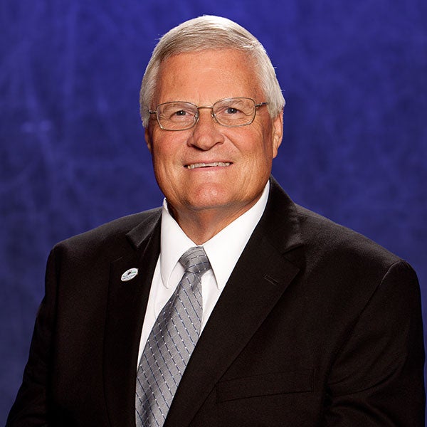 Pastor que apoya el QAnon y que negó que el coronavirus fuera real, está hospitalizado con covid