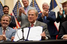 Texas: Gobernador firma nueva ley con restricciones al voto