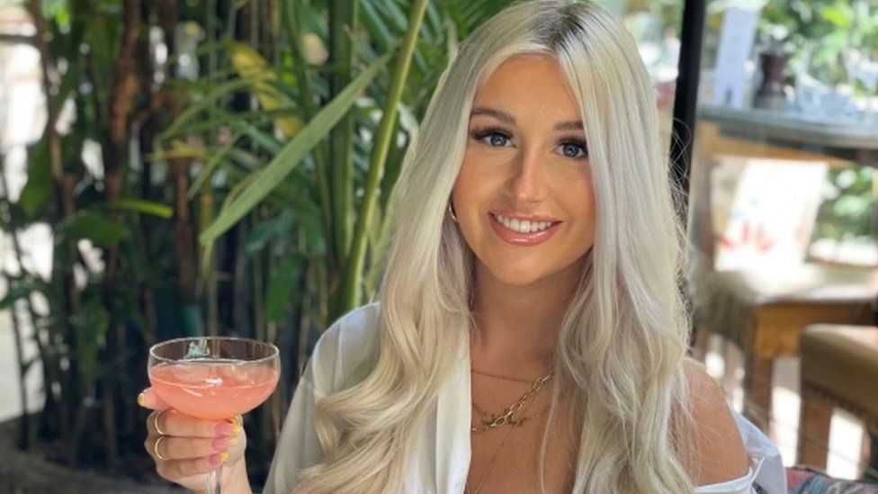 Bailarina hallada sin vida en posible caso de “asesinato-suicidio”, su cuerpo fue encontrado con puñaladas en el pecho según la investigación