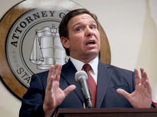 Tribunal se pone del lado de Ron DeSantis y restablece la prohibición de mandatos de mascarillas escolares 