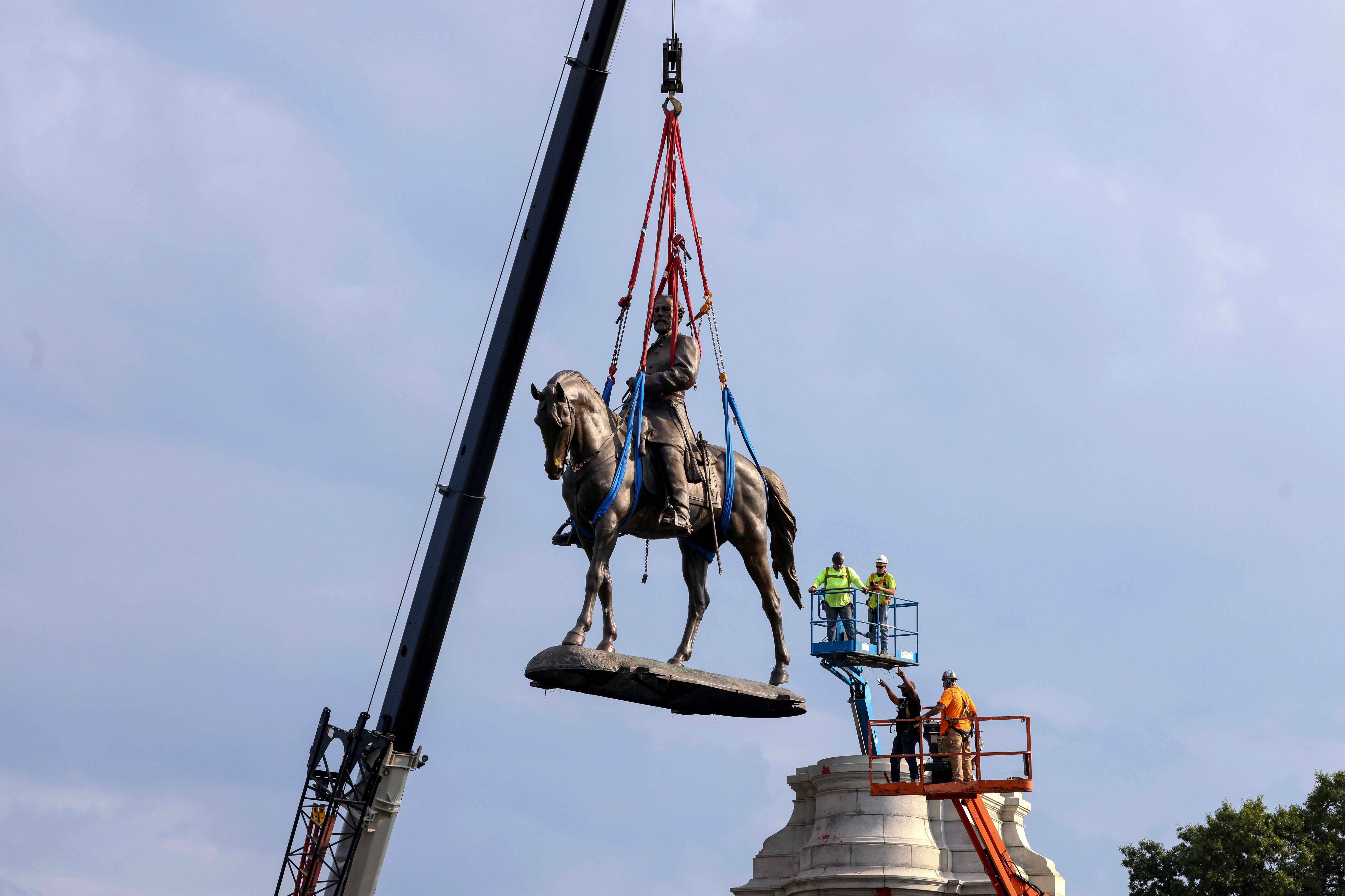 Multitudes vitorean, mientras trabajadores retiran enorme estatua de Robert E. Lee en la capital de Virginia