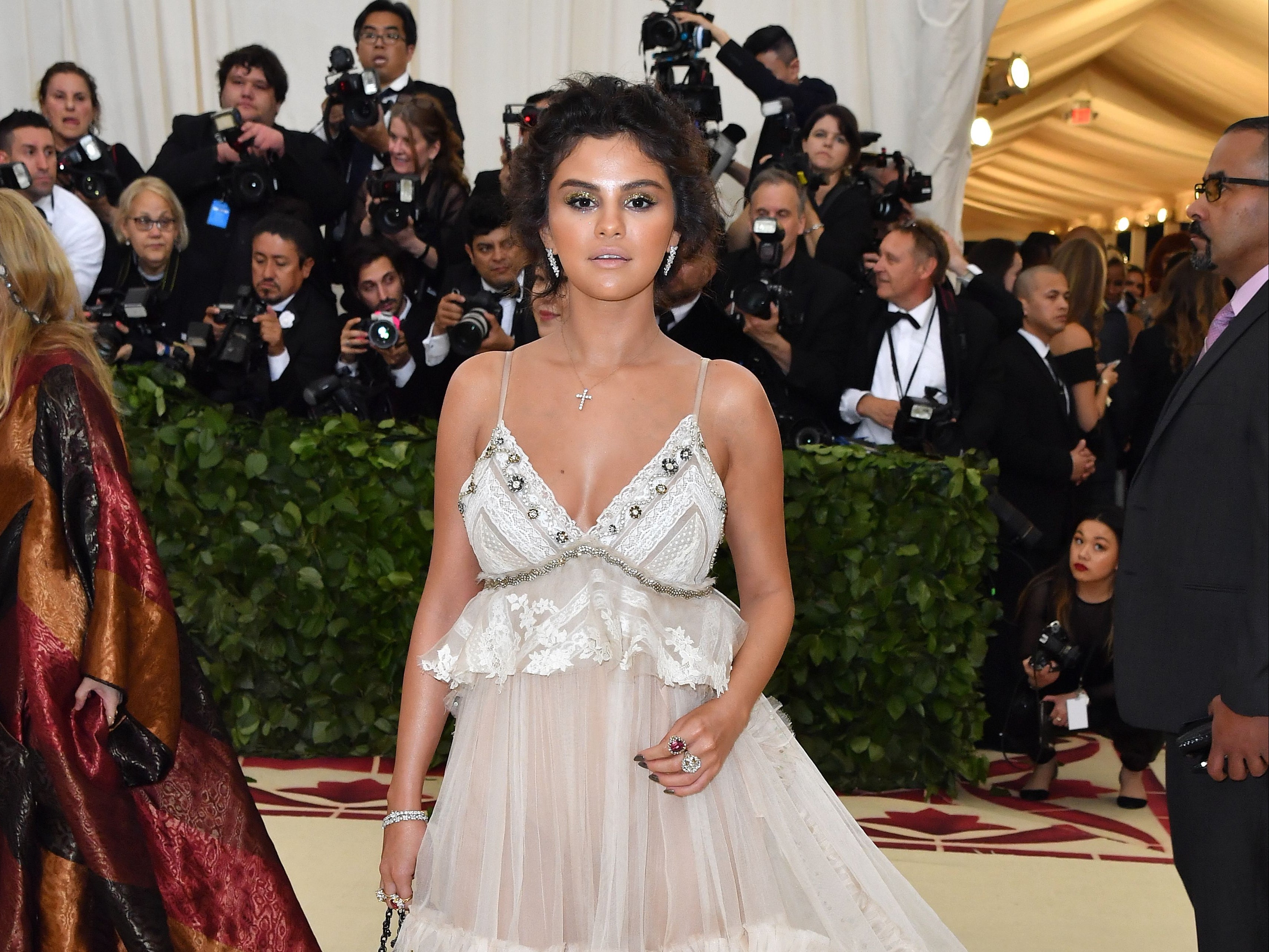 Selena Gomez reflexiona sobre el “divertido” percance en la Met Gala 2018: “[Estaba] completamente naranja”