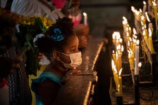 Sin procesión y con distancia, cubanos honran a su patrona