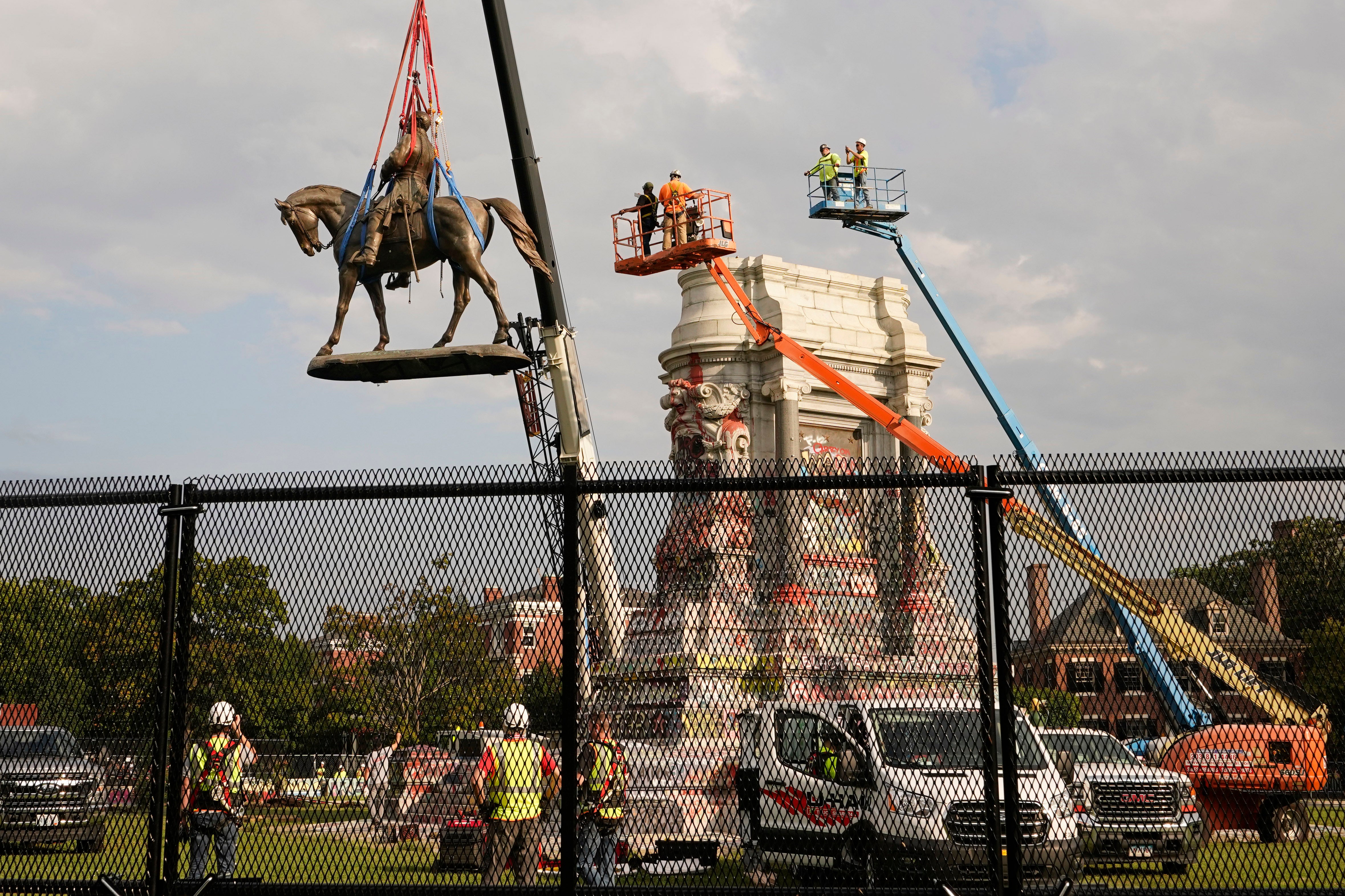 Buscan cápsula del tiempo en la estatua de Robert E. Lee, podría incluir fotografía de Lincoln en su ataúd