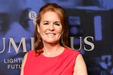 Sarah Ferguson dice que seguirá comprometida con el príncipe Andrés pase lo que pase