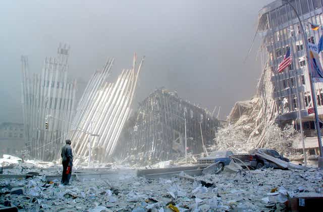 Un hombre se para entre los escombros y pregunta si alguien necesita ayuda el 11 de septiembre