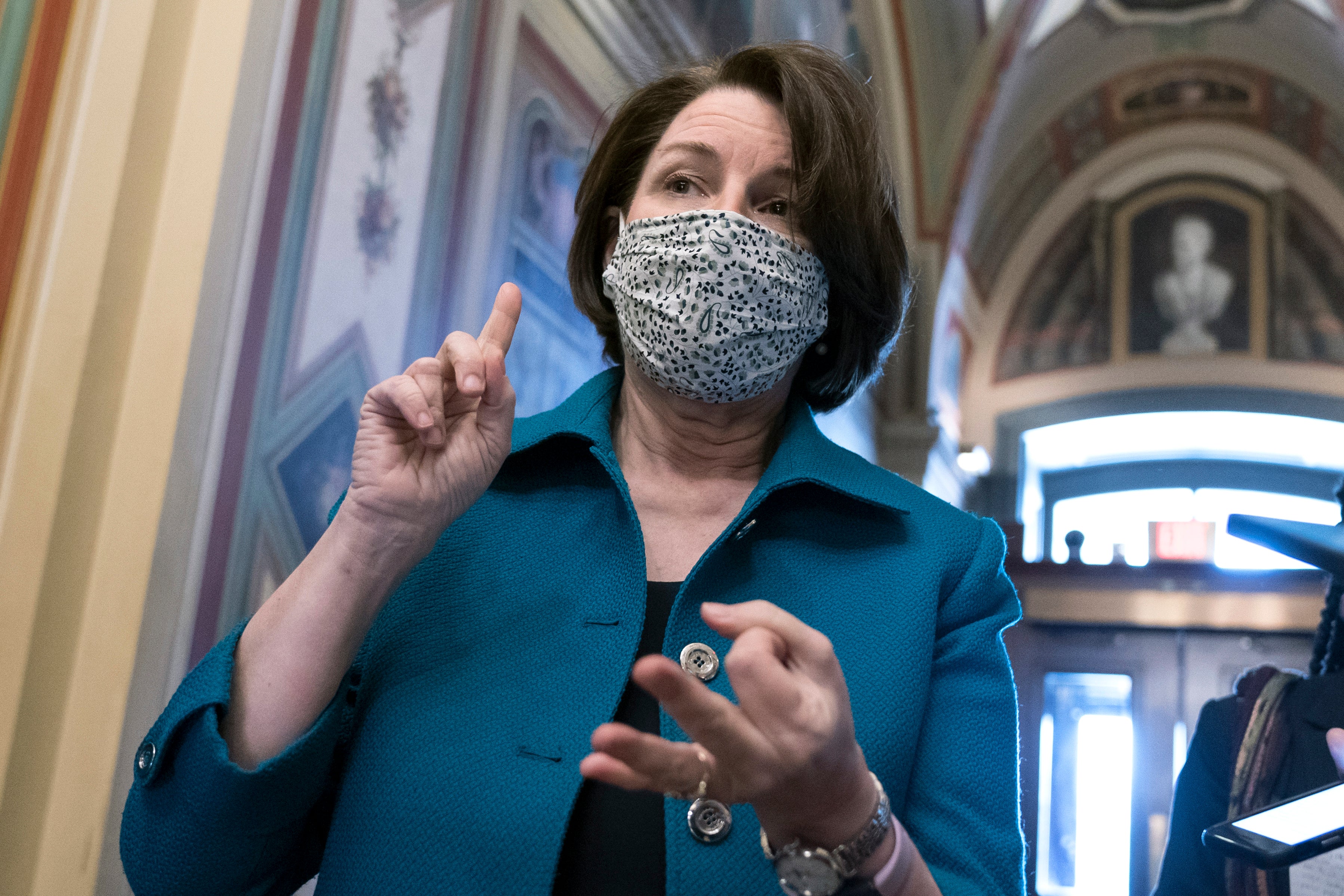 Amy Klobuchar revela que sigue libre de cáncer