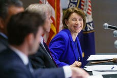 La senadora estadounidense Amy Klobuchar cuenta que fue diagnosticada con cáncer de mama