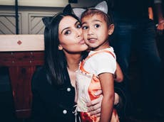 North West pregunta a Kim Kardashian por qué habla “diferente” en redes sociales