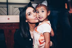 North West pregunta a Kim Kardashian por qué habla “diferente” en redes sociales