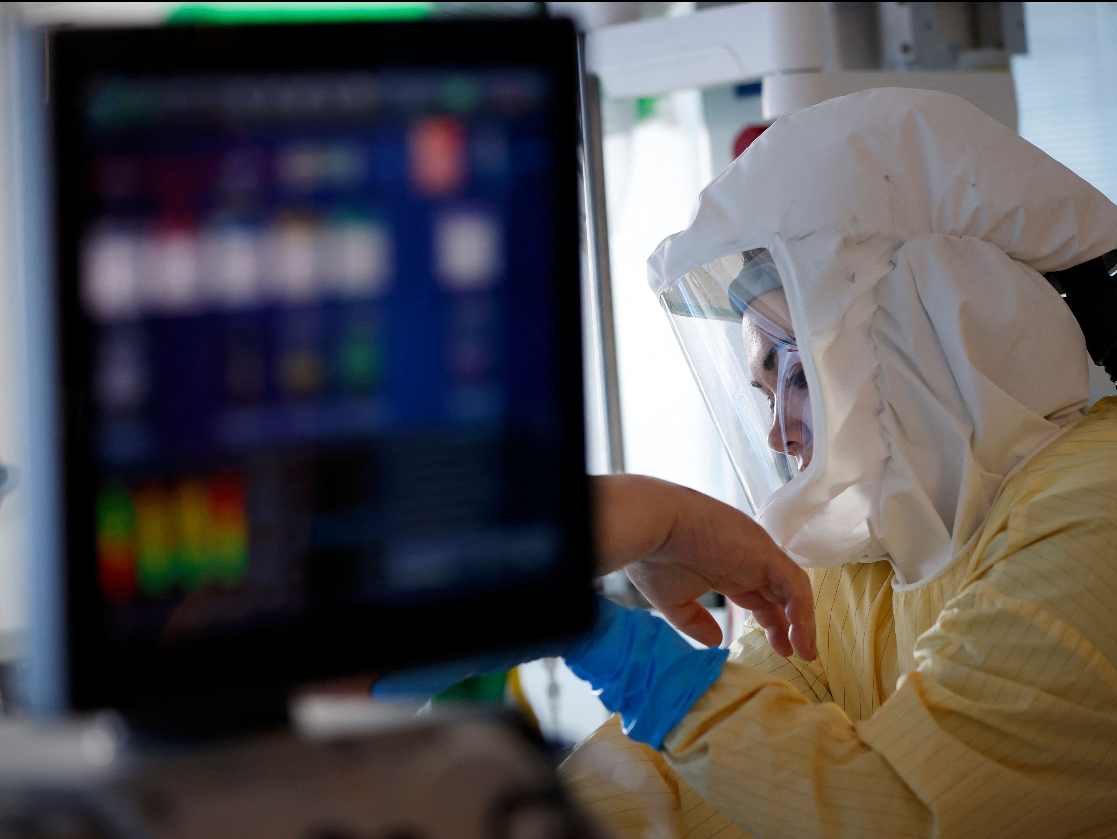 Personas antivacunas “vigilantes”, instan a los pacientes de COVID a evitar los hospitales y probar curas caseras