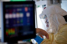 Personas antivacunas “vigilantes”, instan a los pacientes de COVID a evitar los hospitales y probar curas caseras