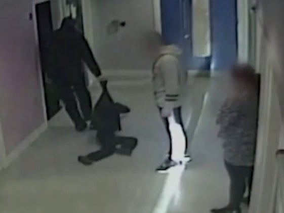 Oficial de policía que agredió a un niño autista en una escuela evita la cárcel