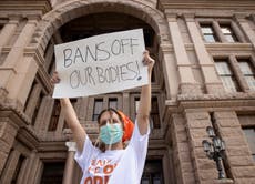 Médico de Texas que realizó aborto, se convierte en la primera persona demandada bajo la nueva ley, lo que establece un enfrentamiento constitucional