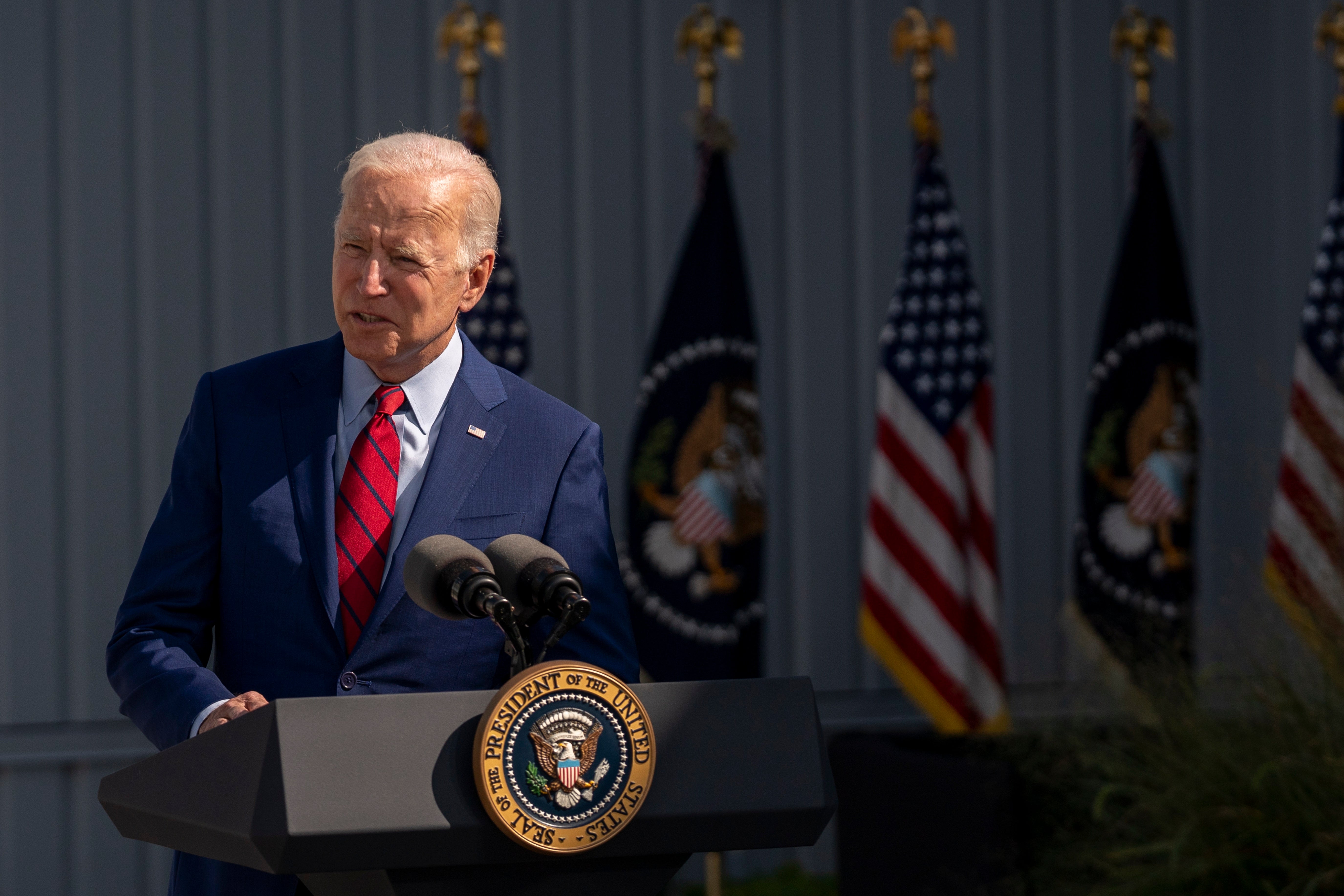 Biden reta a gobernadores republicanos a demandar por nuevos mandatos de vacunación