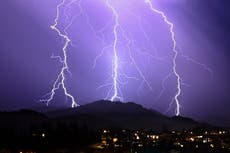 Tormentas eléctricas de rápido movimiento sobre California aumentan temor de incendios forestales