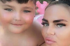 Juez emite orden de arresto para madre acusada de matar a dos niños en accidente en carretera