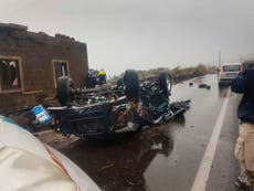 Tornado en Italia deja dos muertos, arrastra varios autos