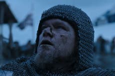 Nueva película de Matt Damon divide a críticos: “Como Game of Thrones con un toque de Monty Python”