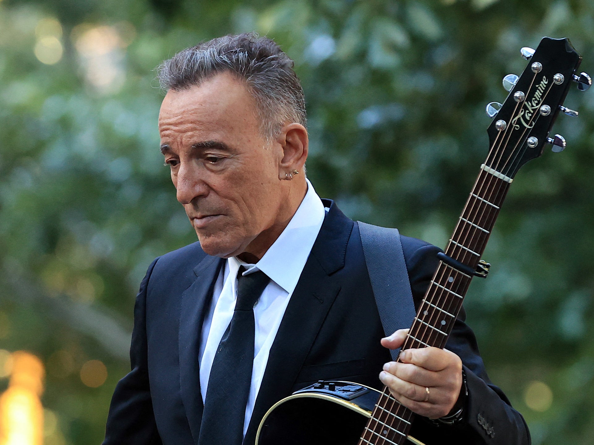 Aniversario del 11 de septiembre: Bruce Springsteen hace llorar a espectadores con actuación “emotiva” en servicio conmemorativo