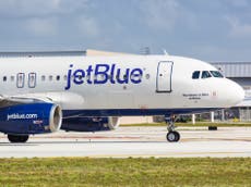 Pasajero intenta asaltar la cabina y ataca a los asistentes de un vuelo de JetBlue