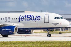 Pasajero intenta asaltar la cabina y ataca a los asistentes de un vuelo de JetBlue