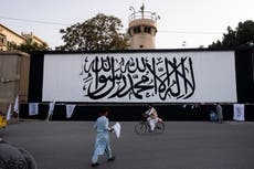 Talibán iza su bandera en Kabul, en aniversario de 11Sep