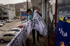 Tienda de Kabul cambia su mercancía tras auge del Talibán