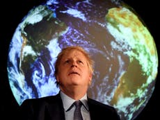 Gobierno de Boris Johnson debe hacer que la gente vuele menos, afirman asesores climáticos