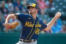 Lauer lanza sin hit hasta el 6to; Milwaukee apalea a Indios