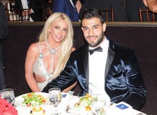 Sam Asghari, el prometido de Britney Spears,  dice que los documentales de la cantante dejan un ‘mal sabor’