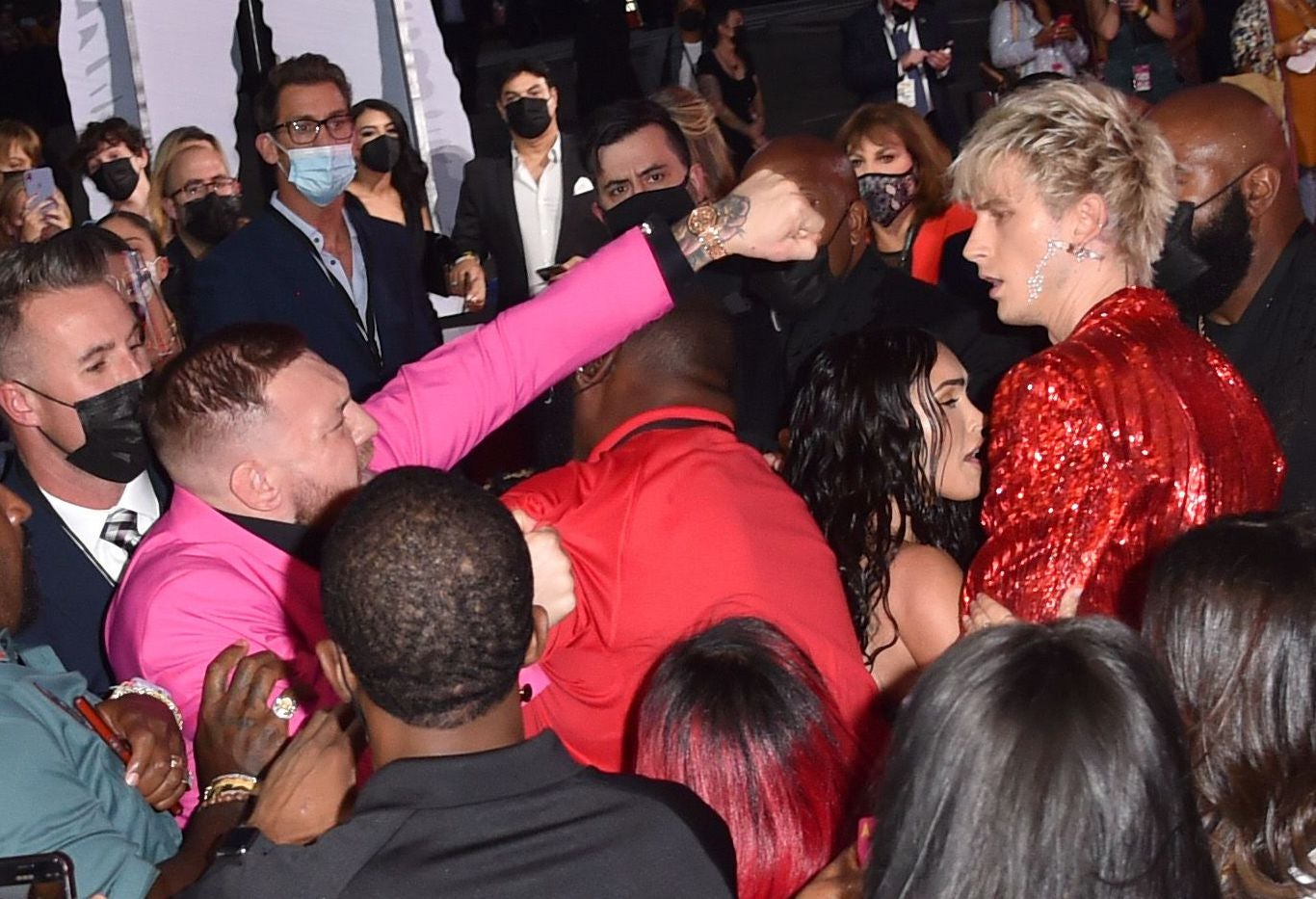 Conor McGregor y Machine Gun Kelly tienen un encuentro en los VMA, según informes