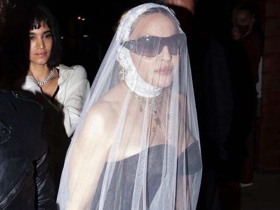 Madonna sorprende en los VMAs 2021 con pieza de diseñador mexicano