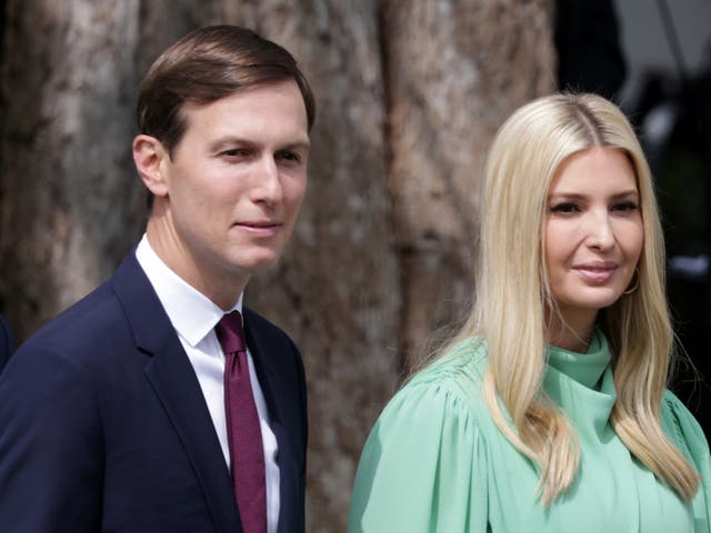 El asesor especial del presidente Jared Kushner (L) e Ivanka Trump llegan a la ceremonia de firma de los Acuerdos de Abraham en el Jardín Sur de la Casa Blanca el 15 de septiembre de 2020 en Washington, DC