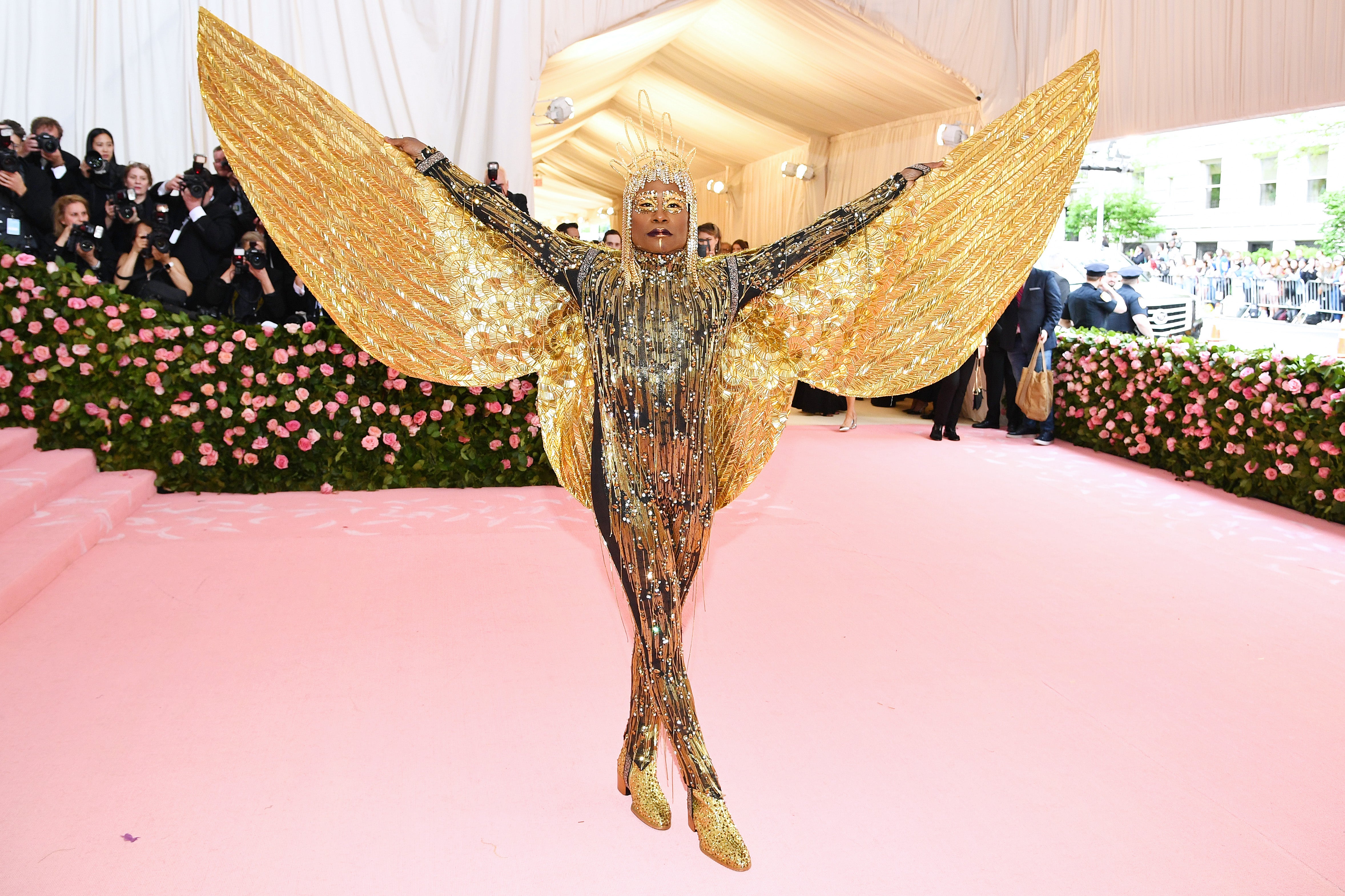 Porter con alas doradas en la alfombra roja de la Met Gala de 2019