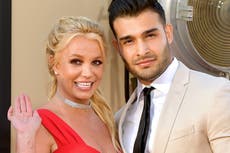 Britney Spears bromea que su prometido Sam Asghari “estaba muy atrasado” para su compromiso