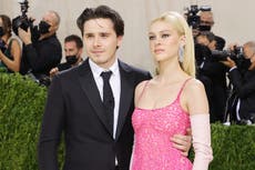 La prometida de Brooklyn Beckham se pondrá “dos vestidos de Valentino” el día de su boda