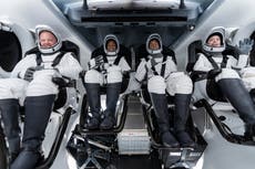 AP EXPLICA: 4 turistas en el primer vuelo privado de SpaceX