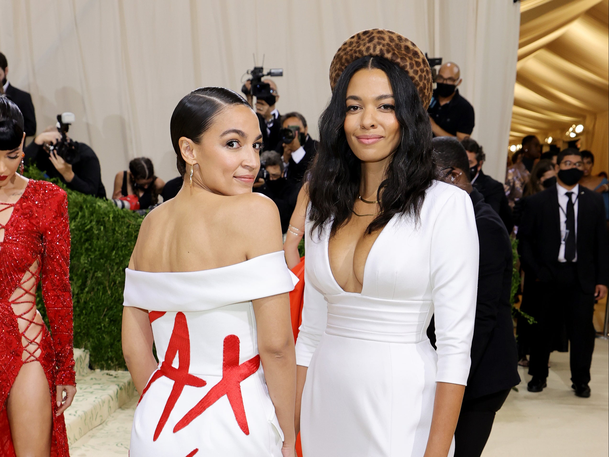 Met Gala 2021: AOC hace una declaración con su vestido, “tax the rich”