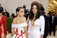 Met Gala 2021: AOC hace una declaración con su vestido, “tax the rich”